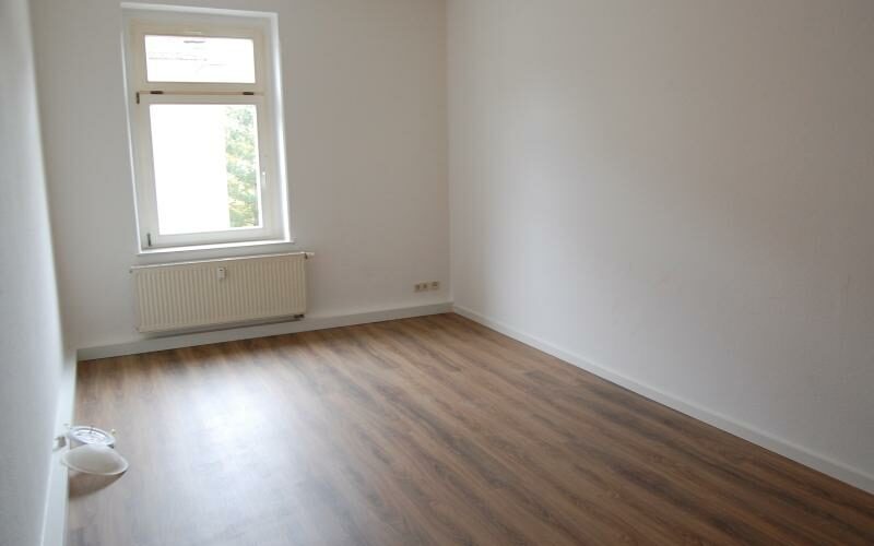 komplett renovierte 3 - Raum Wohnung am Stadtrand