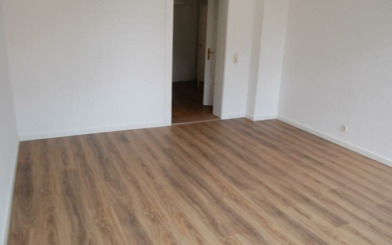 komplett renovierte 3 - Raum Wohnung am Stadtrand